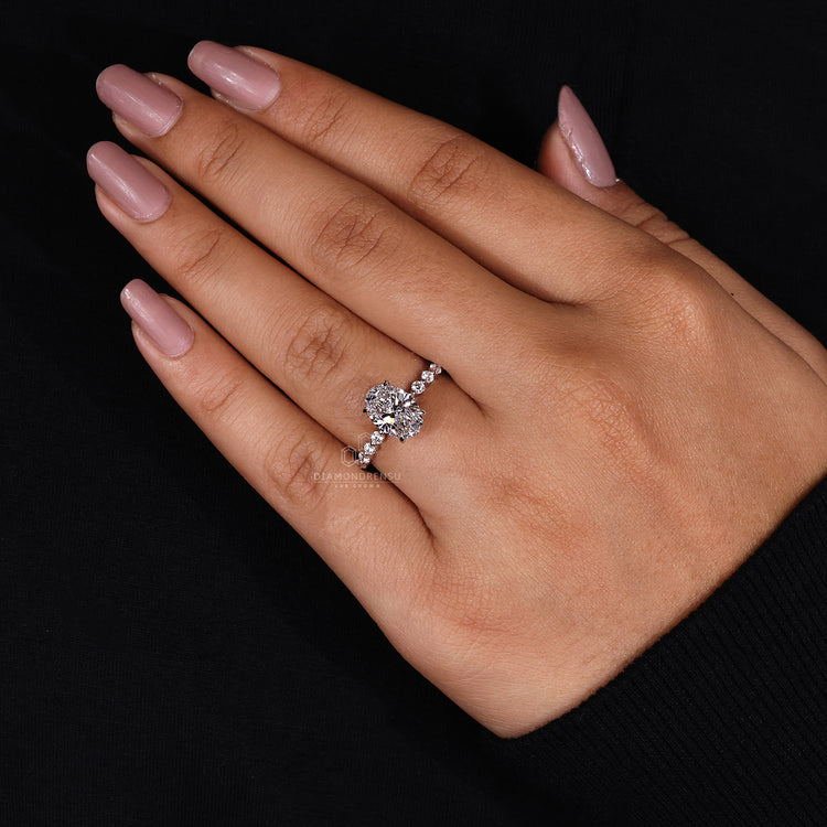 Floating Bubble Prong on round diamond pave band.