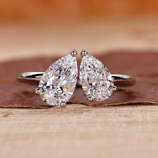 Toi Et Moi engagement ring with pear diamond in white gold.