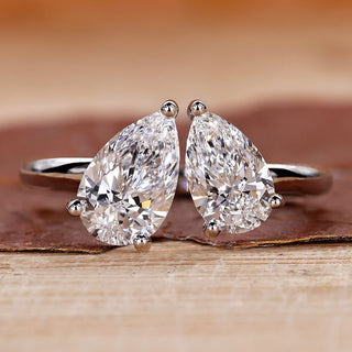 Toi Et Moi engagement ring with pear diamond in white gold.