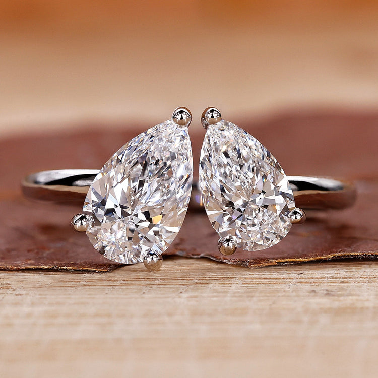 Toi Et Moi engagement ring with pear diamond in white gold.