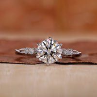 Round brilliant cut diamond ring in white gold