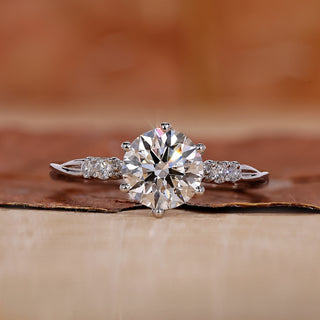 Round brilliant cut diamond ring in white gold