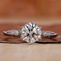 Round brilliant cut diamond ring in white gold