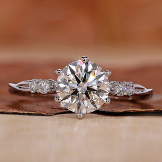 Round brilliant cut diamond ring in white gold