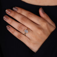 4 claw prong setting in yellow gold engagement ring.