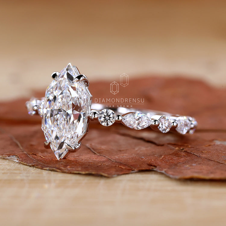 4 claw prong setting in white gold engagement ring.
