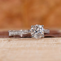 4 prong setting on round diamond engagement ring.