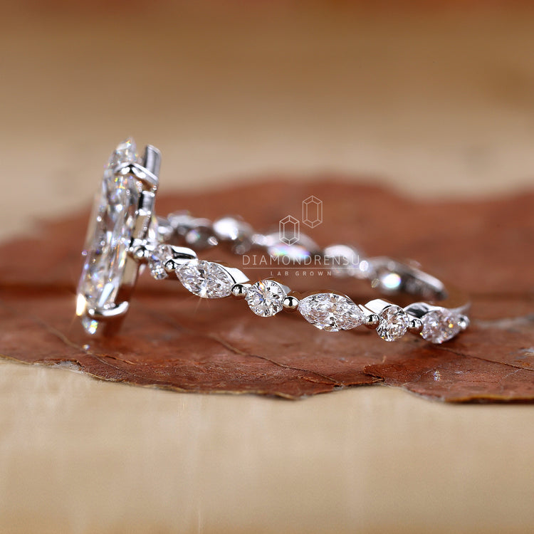 floating bubble prong with 4 claw prong setting.