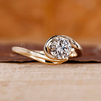 6 Prong Ring in yellow gold holding a round diamond.