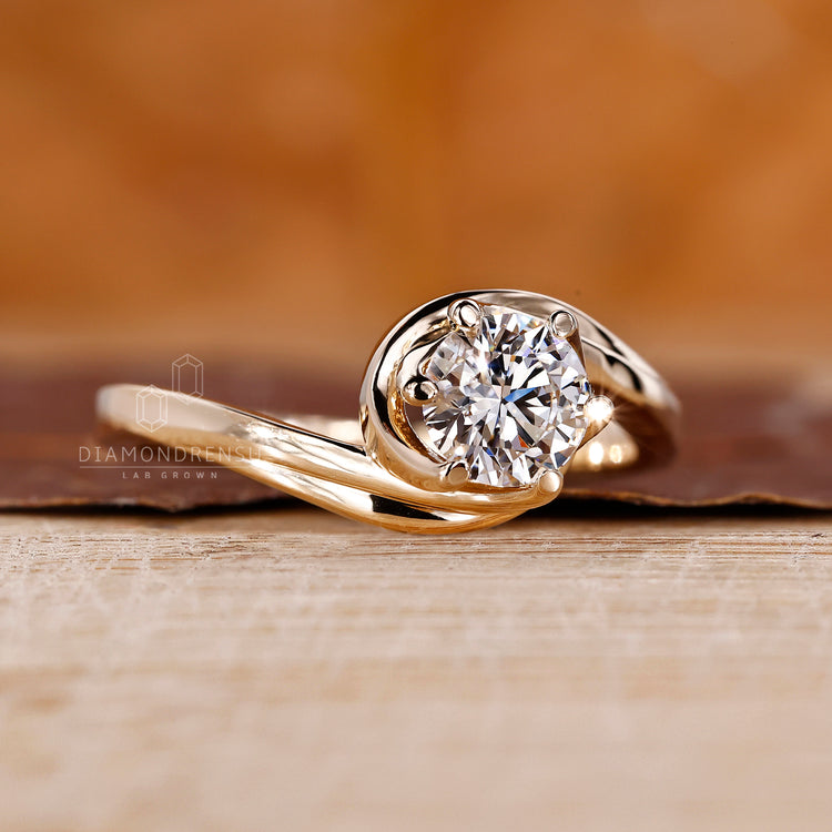 6 Prong Ring in yellow gold holding a round diamond.