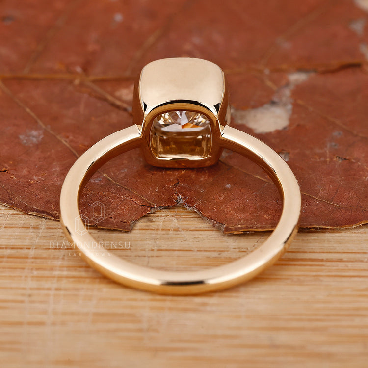 Buy Engagement ring with solitaire diamond ring.