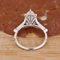 Claw prong engagement ring with vintage style in white gold.