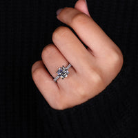 Buy Engagement ring with round cut diamond.