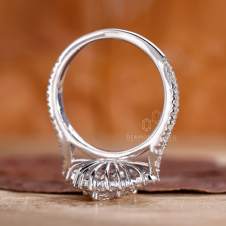 Buy engagement ring with halo and pavé in white gold.