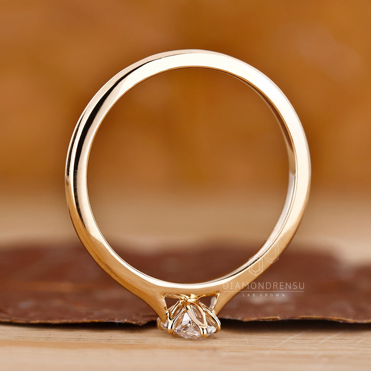 Diamondrensu AU ring in yellow gold engagement ring.