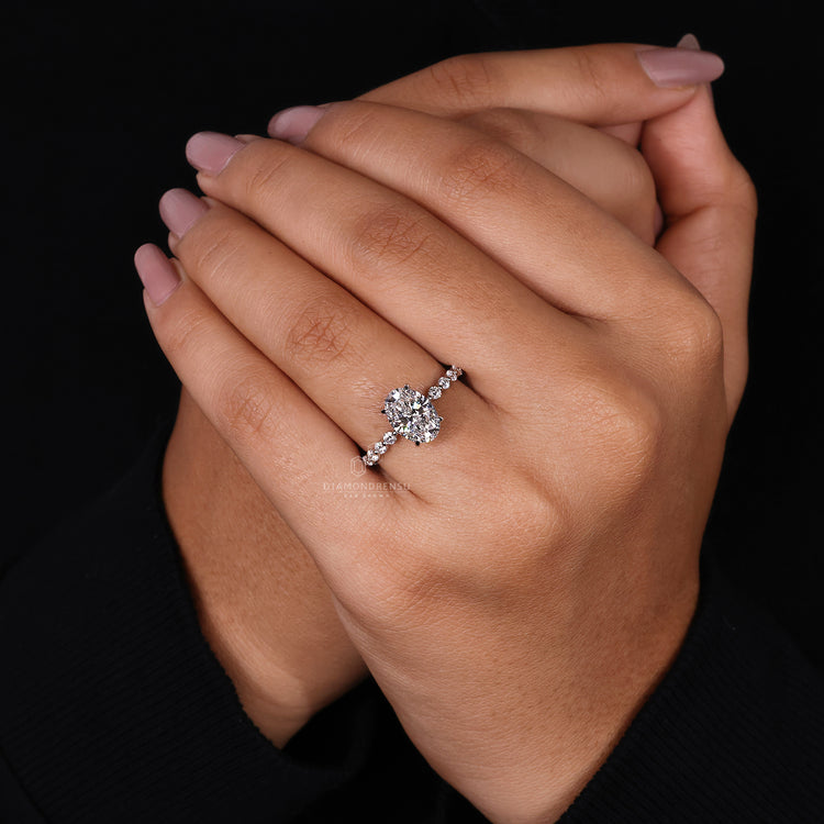 4 claw prong setting in oval diamond engagement ring.