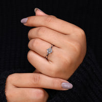 Simple engagement ring in white gold diamond ring.