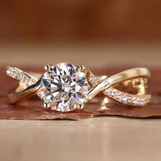 Round diamond ring with a classic and elegant finish.