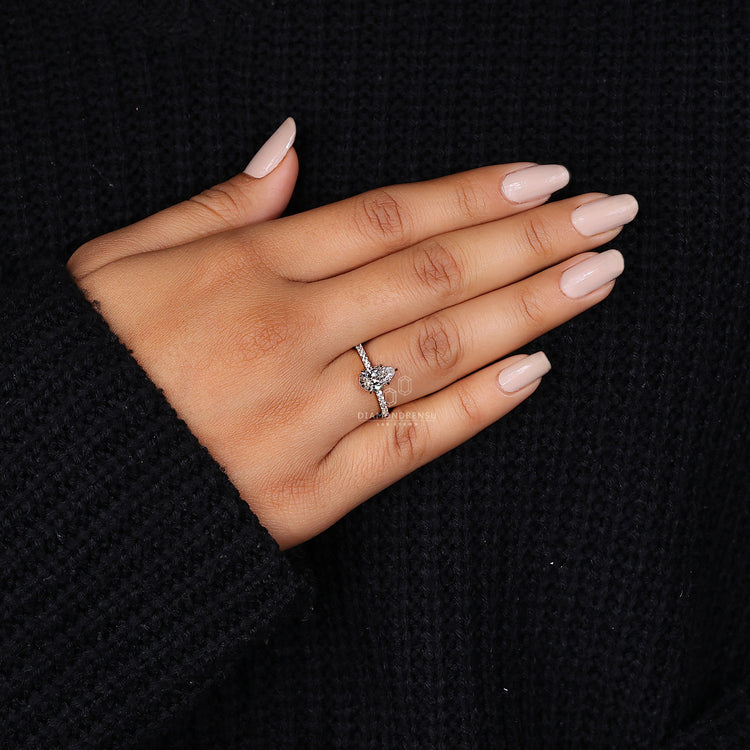 Diamond ring with pave round cut band design