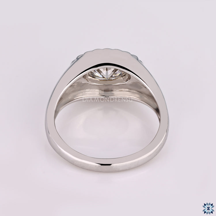 Diamondrensu AU handmade oval diamond engagement ring.