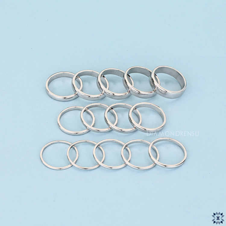 Yellow gold band with a timeless look.