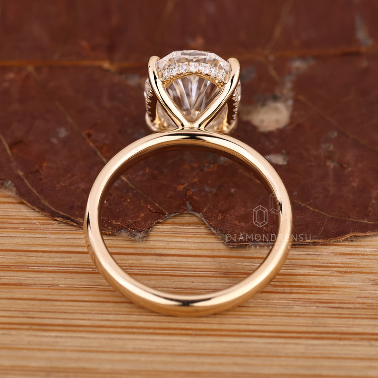 Diamondrensu AU ring with oval diamond and hidden halo detail.