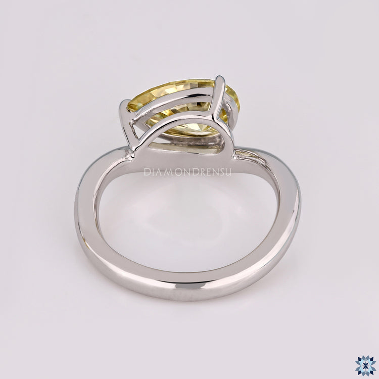 Diamondrensu AU handmade pear diamond ring.