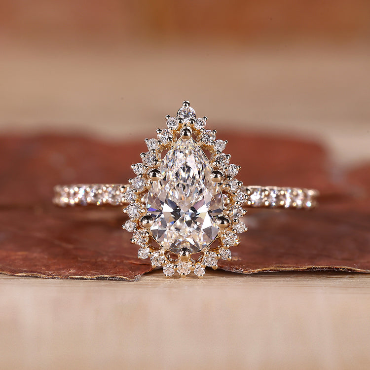 Pear shaped diamond ring with a classic Aussie touch.