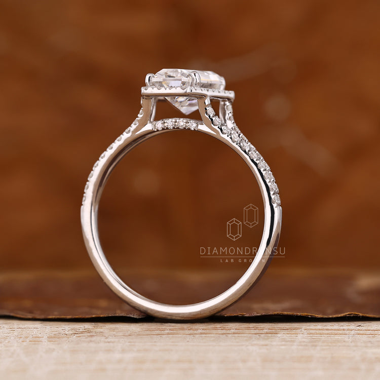 Coffin ring split shank round diamonds setting.