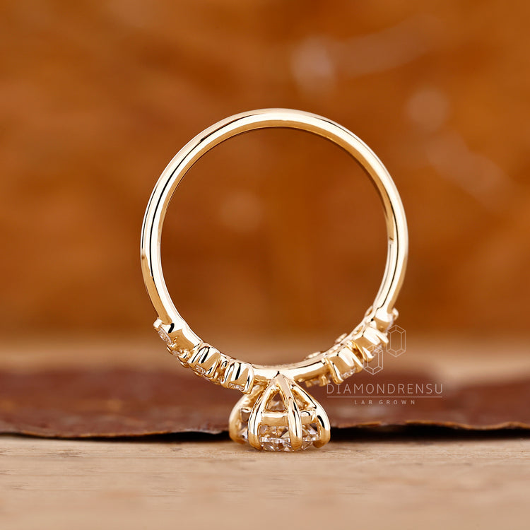 Oval diamond ring round side stones six claw set.