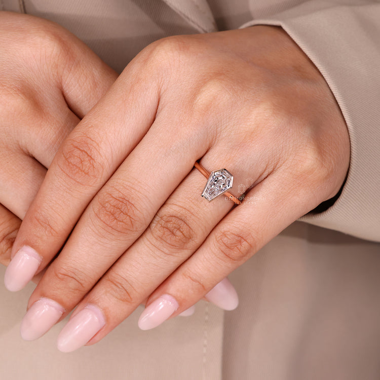 Diamondrensu AU coffin diamond ring solitaire.