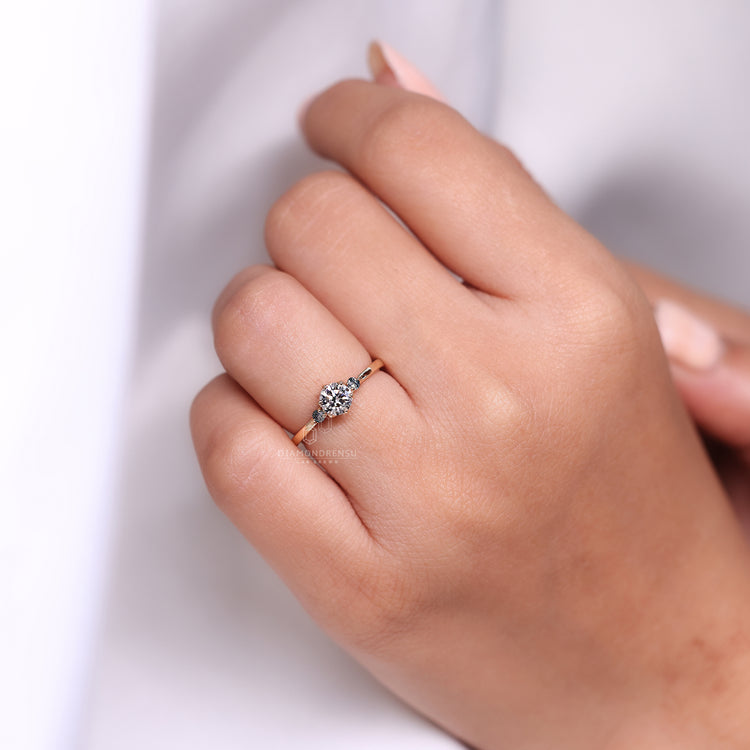 Round cut ring moss agate side stones six prong set.