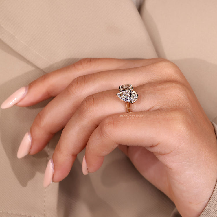 Pear emerald diamond ring bezel prong setting.