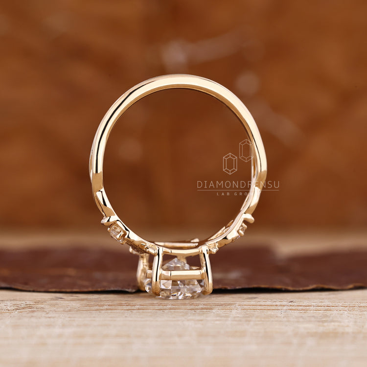 Coffin diamond ring round stones nature style.
