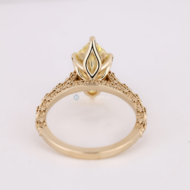 Dutch marquise diamond ring flower band detailing.
