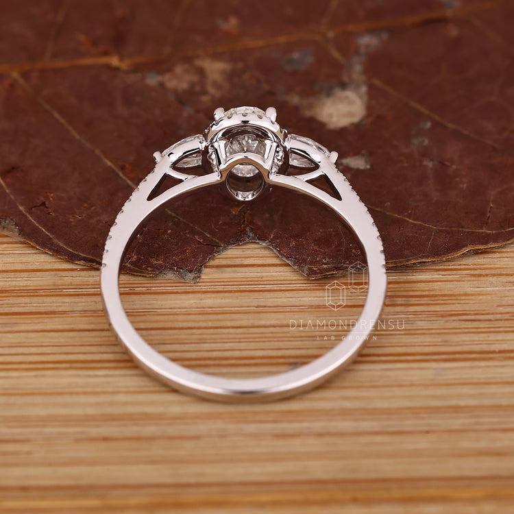 Oval diamond ring available in 0.80 to 2 CT.