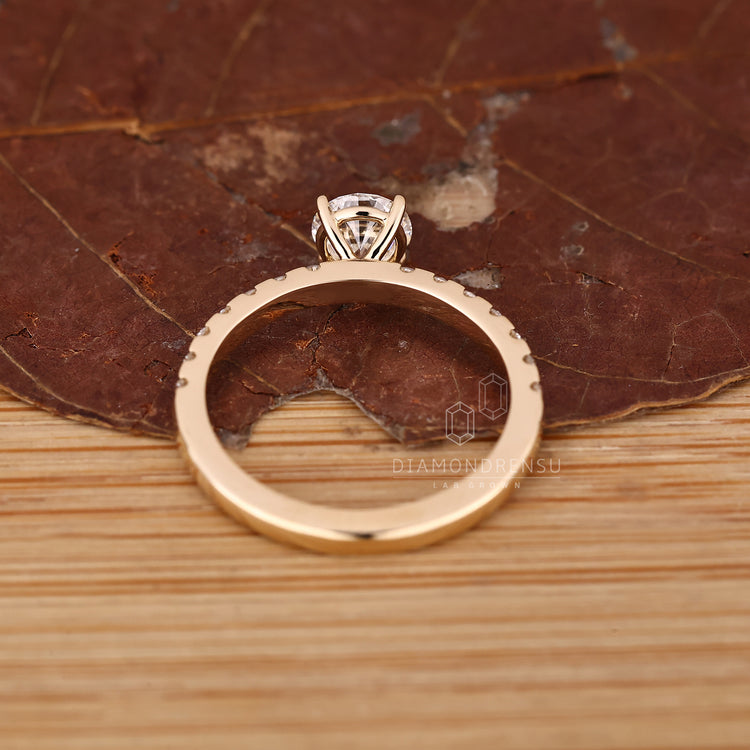 IGI certified round diamond ring in a classic style.