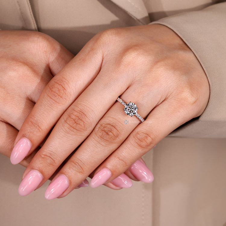 Diamondrensu AU round diamond ring with pave style.