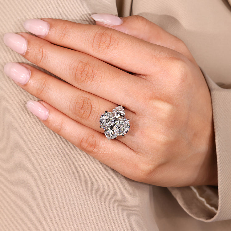 Diamondrensu AU ring with oval diamond and trillion side stones.