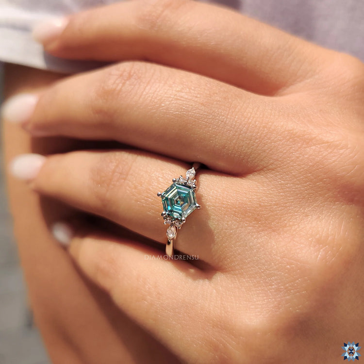 Muse setting ring highlights the centre stone with flair.