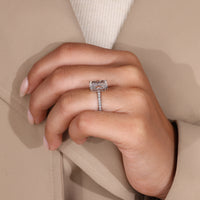 Round cut diamond with 4 claw prong setting.