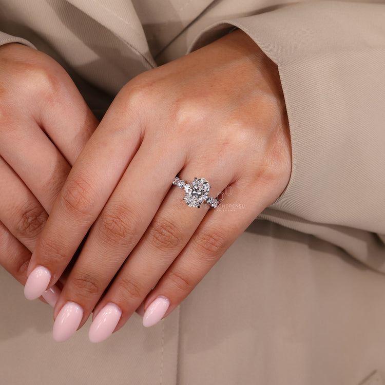4 claw prong setting fits oval diamond engagement ring.