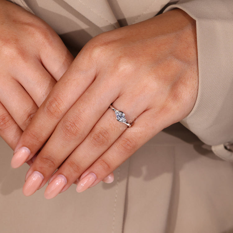 Diamondrensu AU ring in white gold ring.