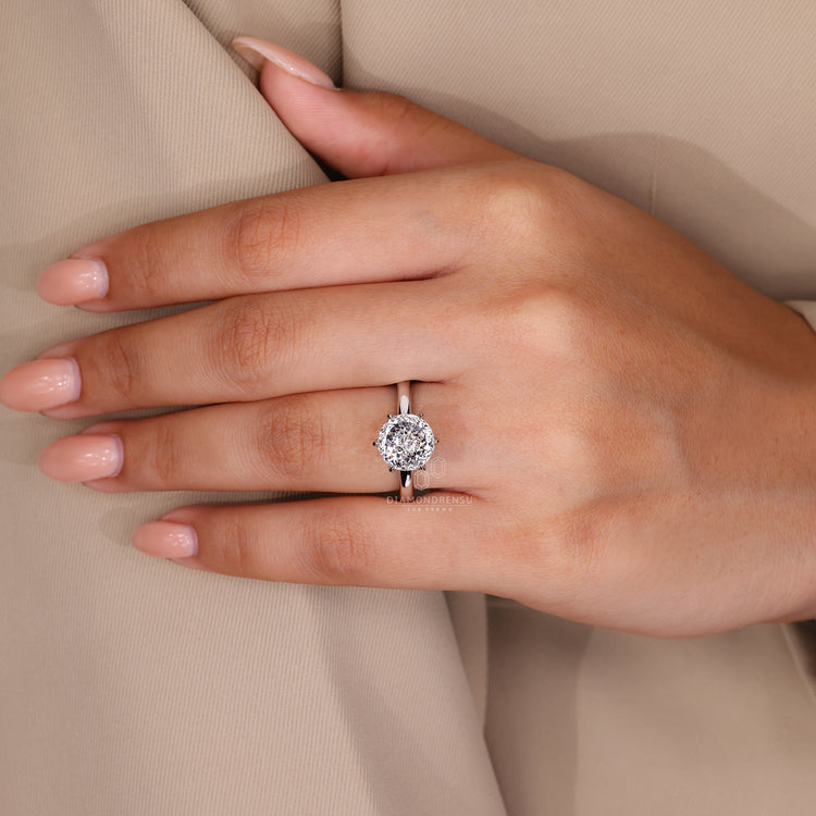 6 claw prong setting used in white gold ring.