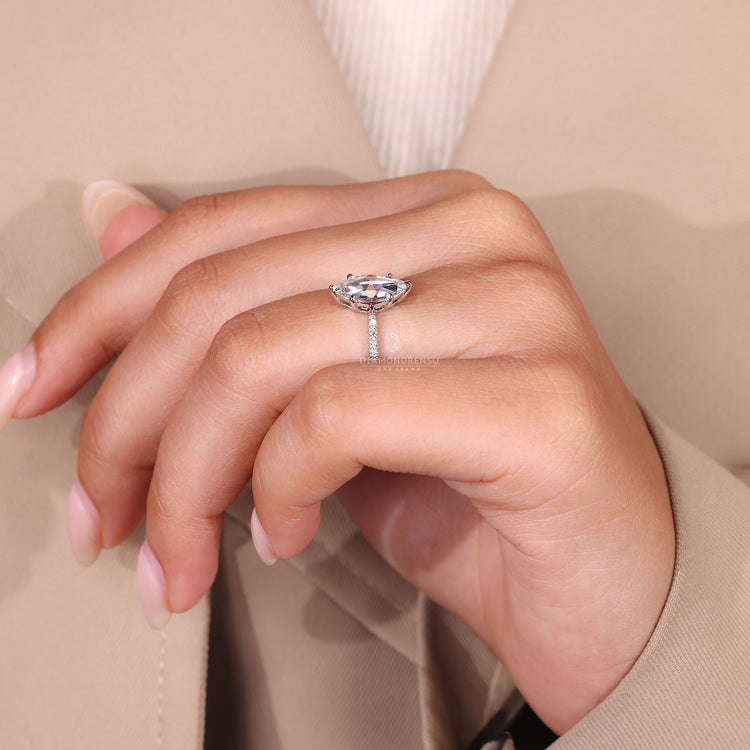 Buy Engagement ring with IGI certified design.