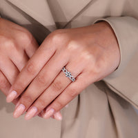 Lab grown diamond in round cut diamond ring.