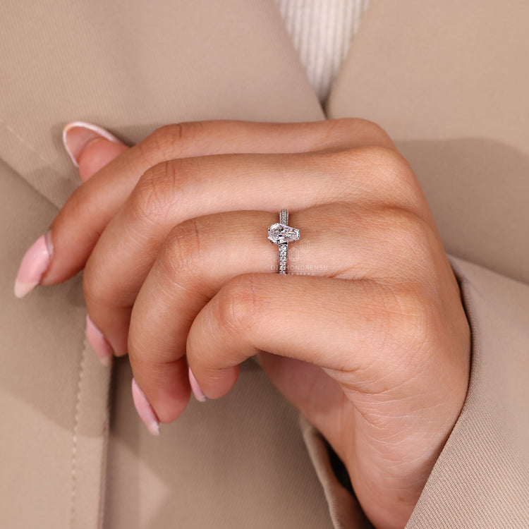 Diamondrensu AU presents the Coffin Diamond Ring in a Stunning Halo Style.