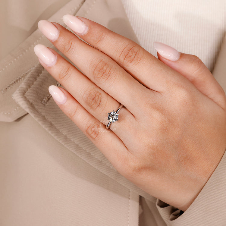 Solitaire engagement ring with tapered shank band.