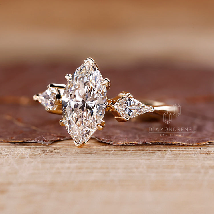 Diamondrensu AU handmade three stone diamond ring.