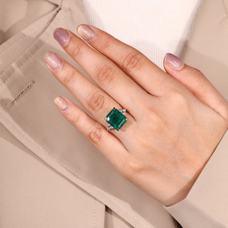 Emerald gemstone ring muse setting tapered shank.